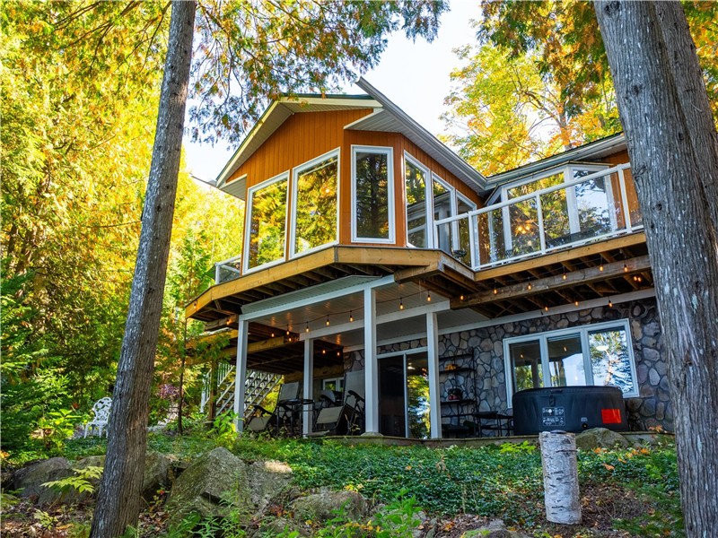 ESCAPE TO THE TRANQUILITY OF LAKE CECEBE, BEAUTIFUL 4 BEDROOM ALL SEASON LAKEHOUSE, STUNNING SUNSETS