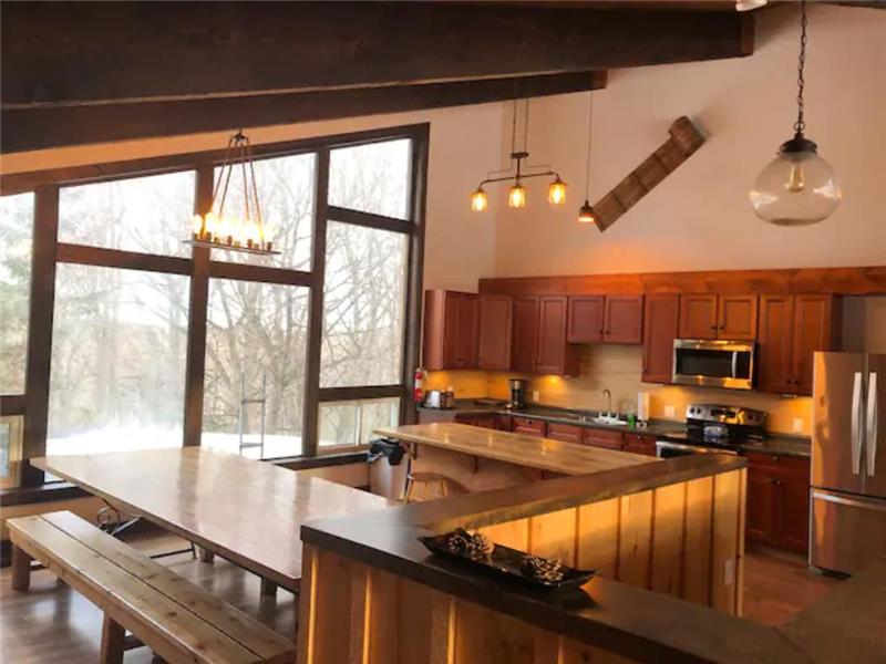 8 Bedroom Chalet w/Hot Tub, Blue Mountains - The Ladybug