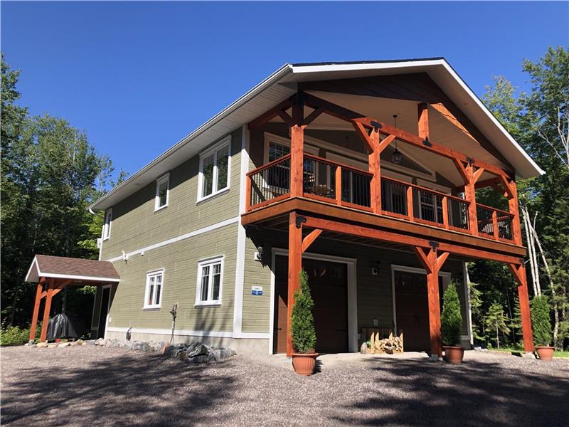 Peaceful, quiet serenity, treetops view. Enjoy modern luxury at Muskoka Pines Lodge.