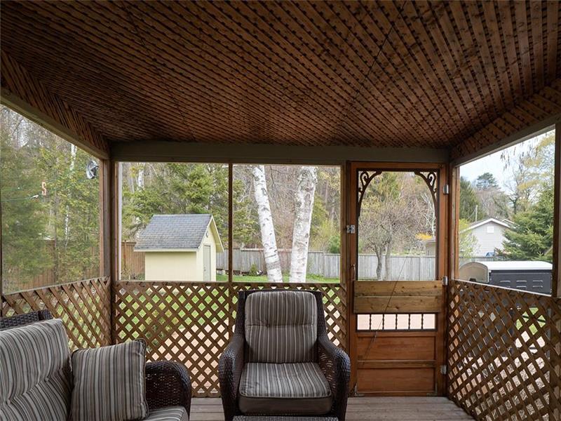 The Two Paddles, Turkey Point, 4 min stroll to beach, backs onto Greenbelt. Near restaurants, arcade