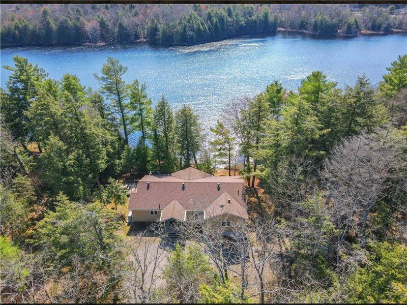 Beautiful lakefront luxury Cottage in Muskoka with hot tub
