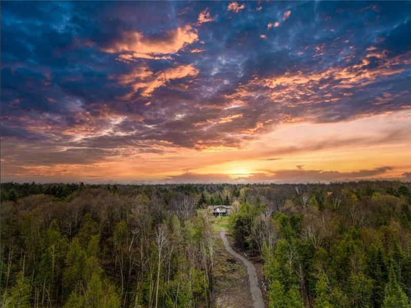 Gilmour Dream - Custom Build Lakehouse on 7 Acres - Wi-Fi - Trails