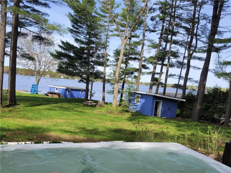 Muskoka Point ZEN Lakeside Paradise! Beach HotTub Boats Toys WiFi, 90mins to Toronto