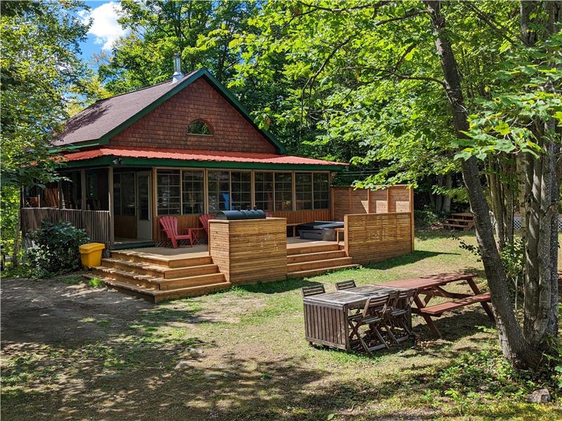 Lakeside Honey Bear Cottage - Val-des-Monts, Quebec