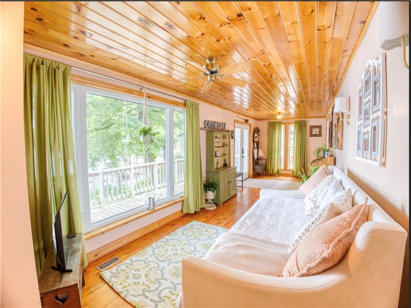 The Lake House - Your Lakeside Escape on Beautiful Crow Lake