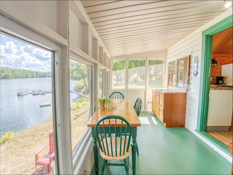 Cozy Lakeside Escape on Beautiful Crow Lake - The Whippoorwill Cottage