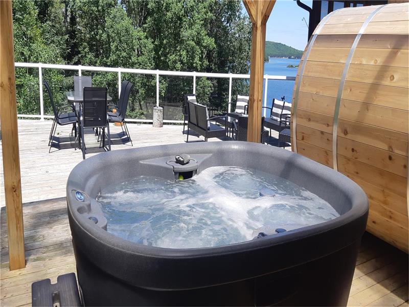 Welcome To The Laughing Moose Lodge. Hot Tub. Sauna. Ice fishing. Snowmobile right from the cottage.