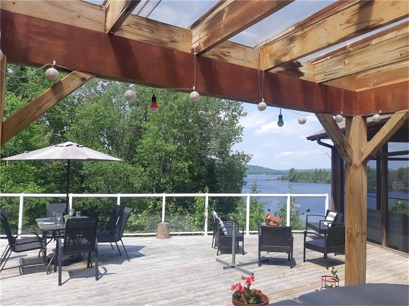 Welcome To The Laughing Moose Lodge. Stunning view. Hot Tub. Sauna. Cold plunge. Heritage Trail.