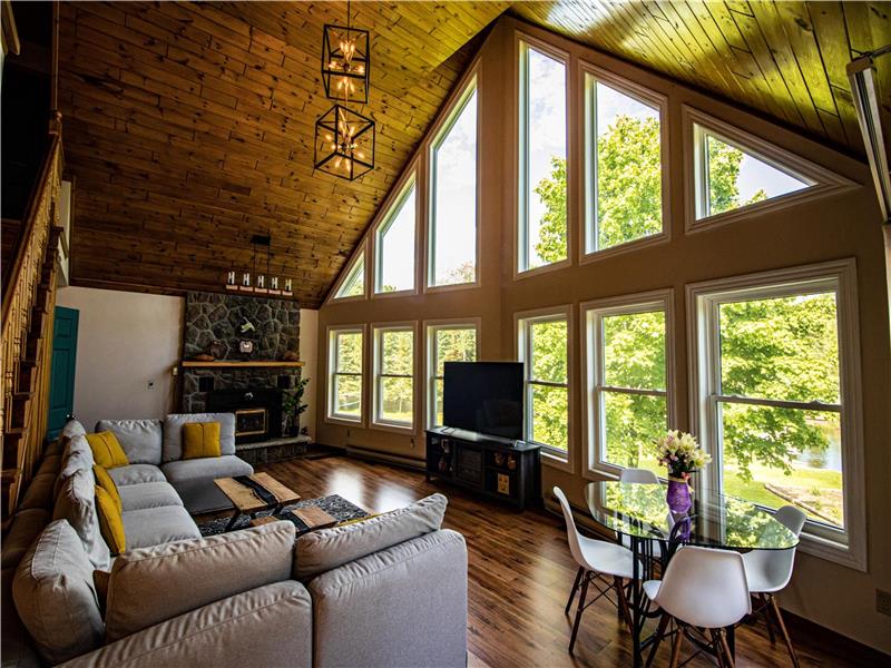 Paradise Palace Waterfront Cottage hottub 7BR