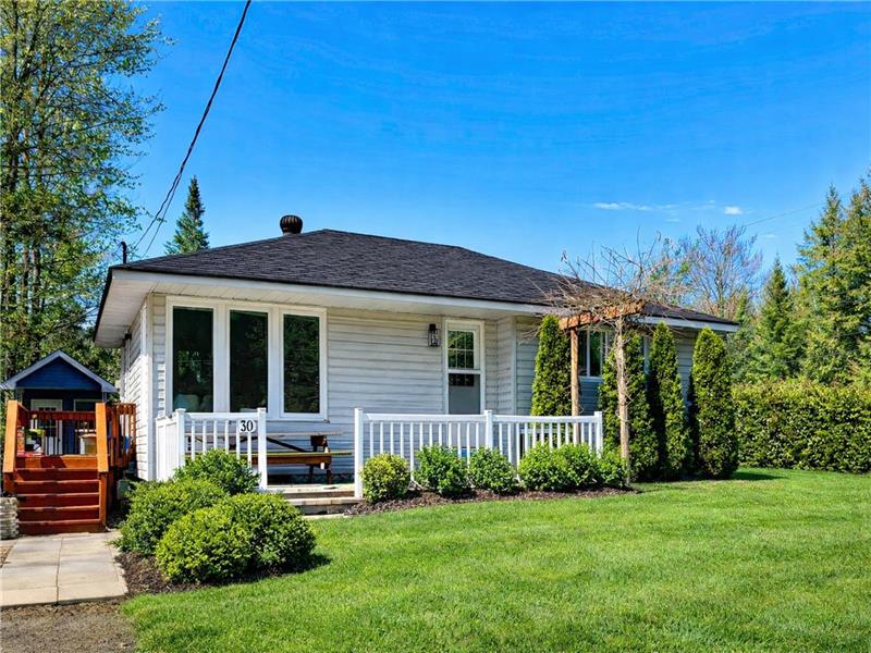 Family Cottage - Hot Tub, Arcade Room, 3 Bedrooms, All Season, Walk to Beach, 25 mins to Skiing