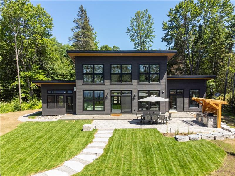 Selena Lakehouse - Luxury Lakefront Muskoka Cottage 4 bedroom / Sauna