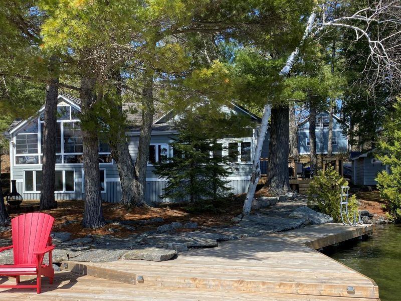 Muskoka Lakes Waterfront, Huge Dock and Sun all day, WIFI, 4BDR, 2Bath, lots of parking