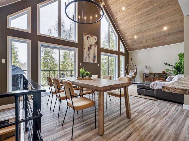 Chalet 4 saisons au bord du lac avec jacuzzi/foyer extérieur/4 chambres/Wifi: à 1 h d'Ottawa