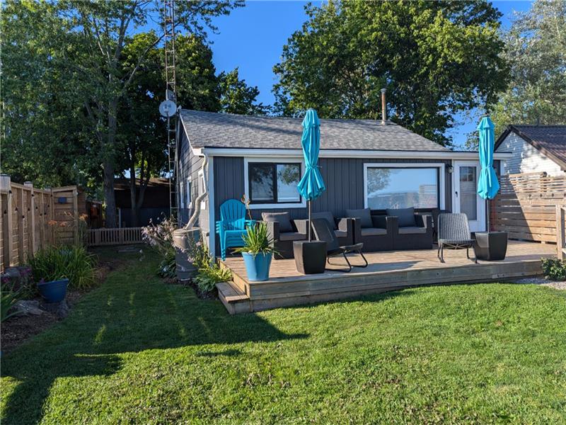 It's A Shore Thing Cottage :: WATERFRONT, 3 BDRM with bedding & more!