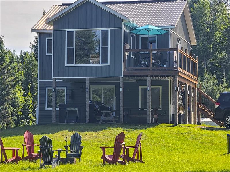 Waterfront House with a Privacy, Outside Hot Tub & Barrel Sauna, Fishing, Kayaking, High Speed WiFi