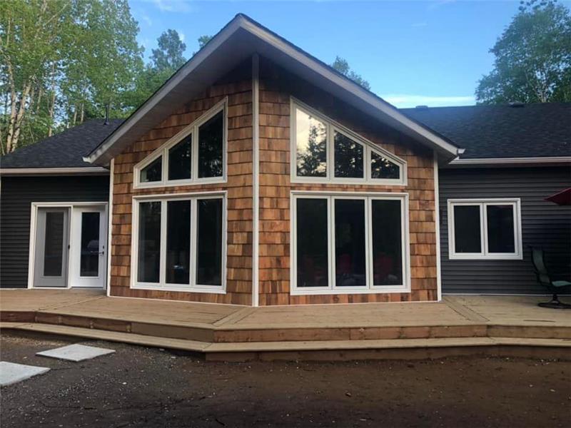 New Luxury 4 Bedroom Spacious All Season Waterfront Cottage