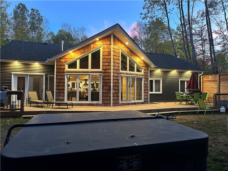 New Luxury 4 Bedroom Spacious All Season Waterfront Cottage