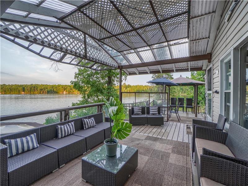 Lakeside park cottages on kawartha lakes with Hottub
