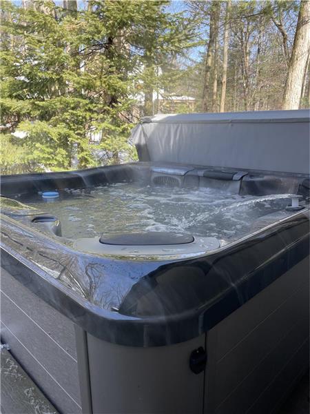 Triple Pines Cottage:Southcott Pines Beauty- No Extra Fees or Cleaning Charges... Hot Tub Included!