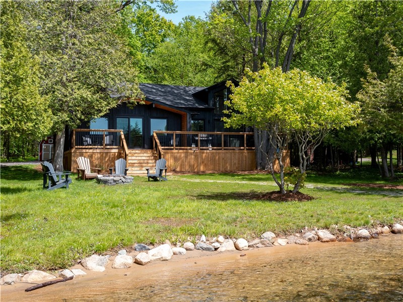 The Beaumont // Lakeside Muskoka Family Cottage w/ Private Sandy Beach on Skeleton Lake w/ STARLINK