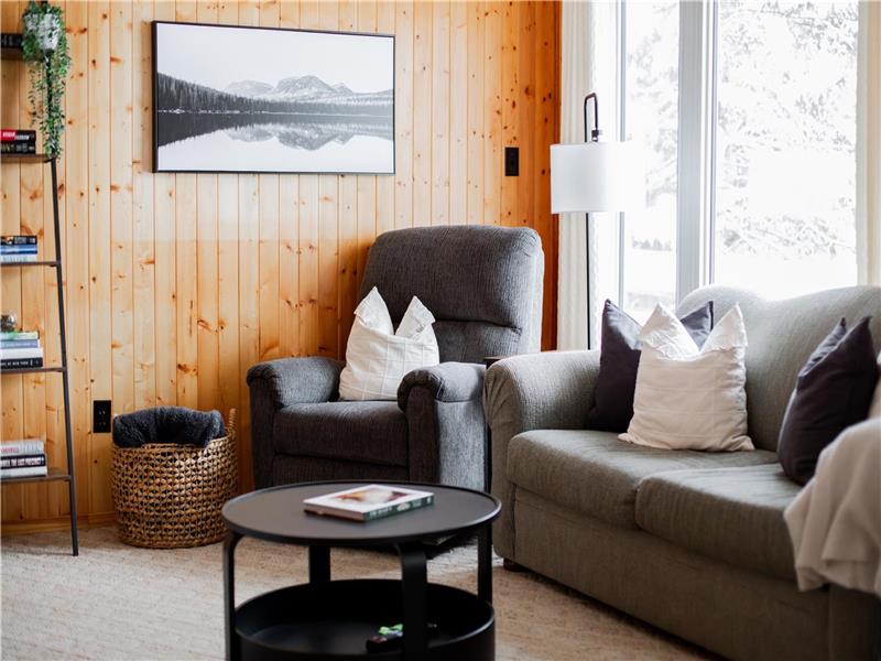 3BR Lakeside Retreat with Hot Tub