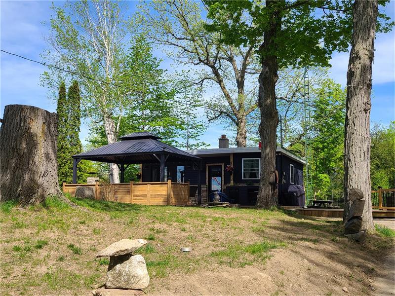 BEAUTIFUL WHITEFISH LAKE (Rideau - Lyndhurst Cottage for Sale | FS-36202 |  CottagesInCanada