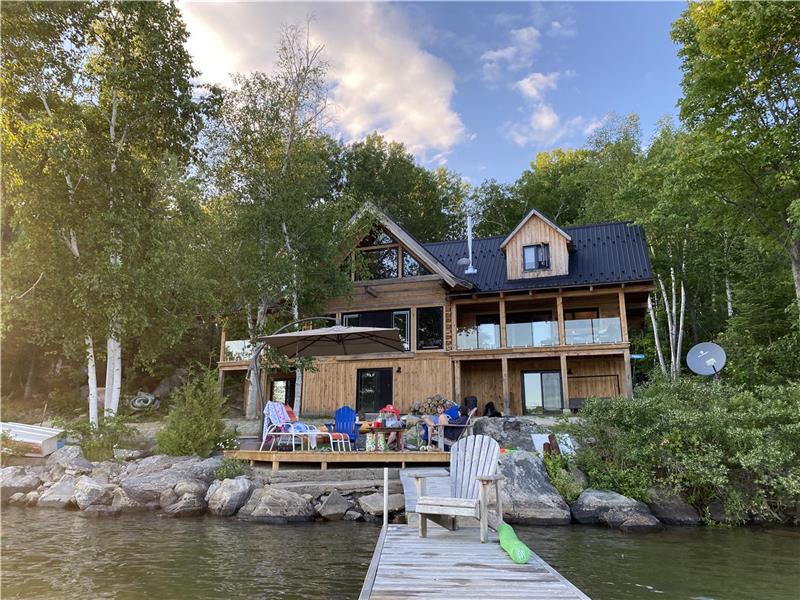 Dubhlinn Cottage on the beautiful shores of Papineau Lake.