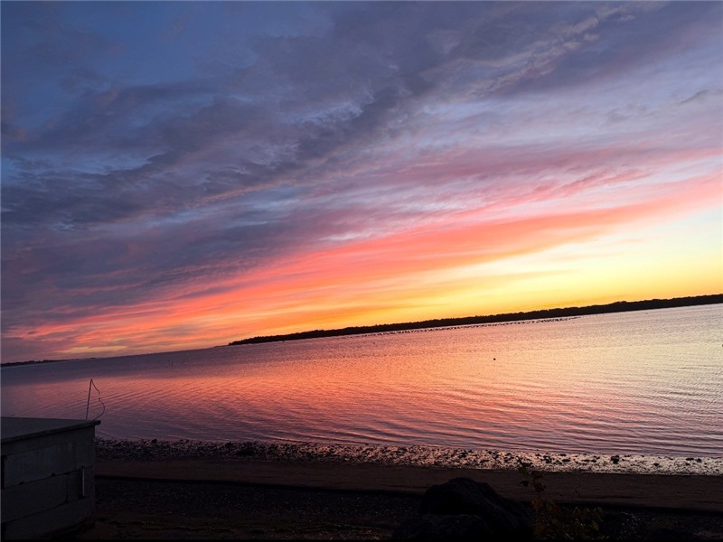 Beautiful Waterview Cottage in Shediac Bridge. 1 Min Walk To Beach