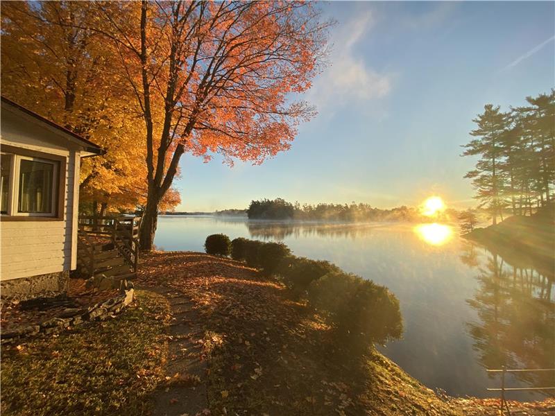 Cozy Lakefront Getaway in South Frontenac | Rustic & Elegant | Starlink Internet | 2-Week Min. Stay