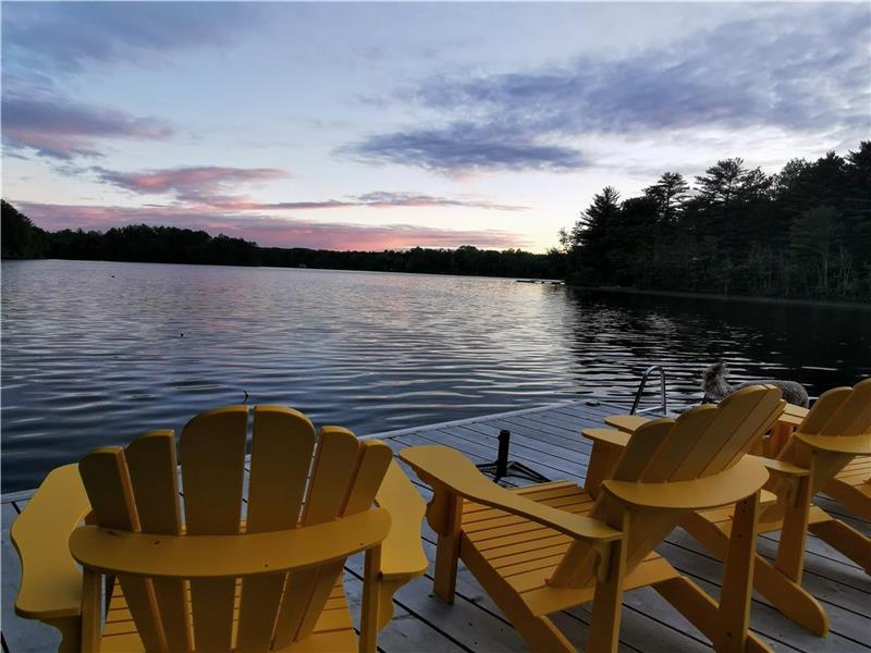 Luxurious Lake Front Cottage - Sleeps Eight, Hot Tub, Dog Friendly, Internet, AC