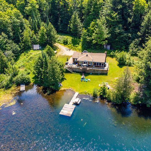 Chalet sur avec 200 pieds de façade sur un magnifique lac à 25 minutes du centre-ville d'Ottawa