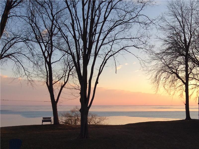Gorgeous Lake View! Walk to 3 Wineries, Quiet & Large Lot, BBQ, Fire Pit and Close to Beaches