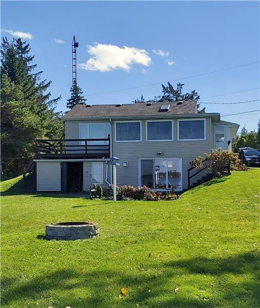 Hay Bay Lakehouse - 80' private waterfront! Close to PEC & Kingston. 543b S Shore Rd, Napanee.