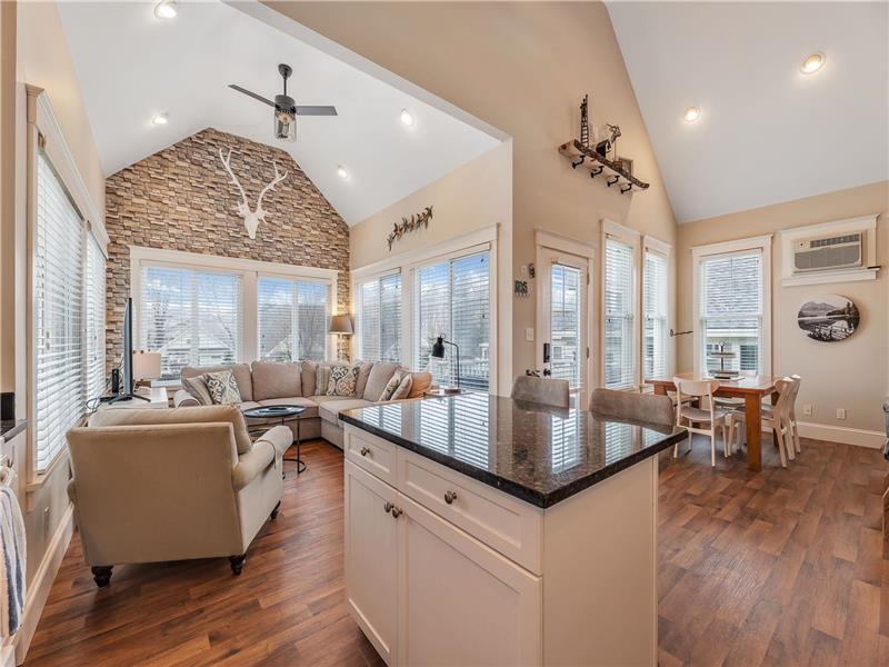 East Lake Cottage Escape - 10 minutes from Sandbanks - Pools, Kayaks, Canoes, Volleyball and more!