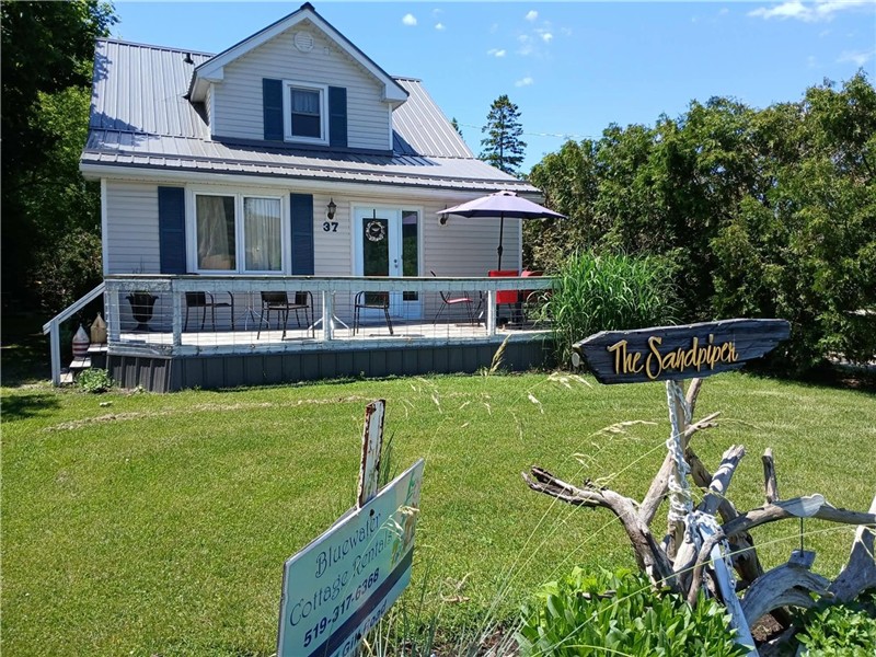 The Sandpiper in Grand Bend, 3 bedroom 2 bath, beach vibe, close to main street shopping