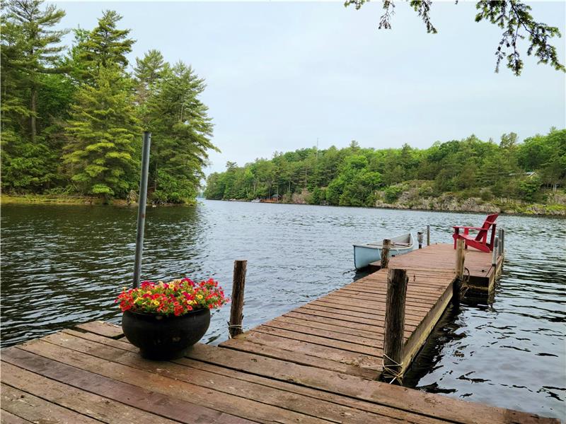 Blue Bird's Nest - 3 bedroom lakeside cottage - 6 to 8 guests