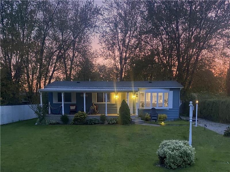 Summer fun at Brayview Cottage- 2 min walk to private beach!