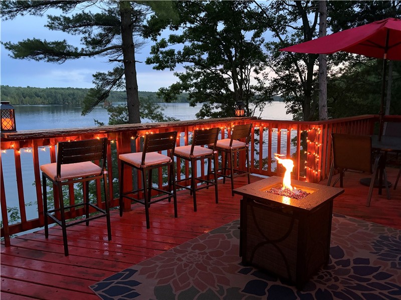 Peaceful, spacious 4 seasons lake house on the shore of Clear Lake in the beautiful Rideau Lakes