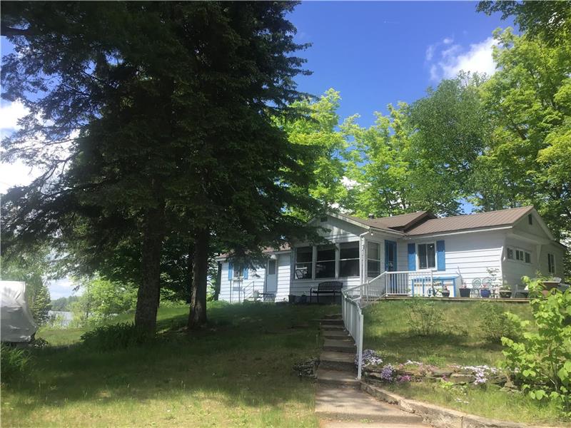 Cousy winter cottage, waterfront, walking trail,snow country,K&P and ice fishing by the door,