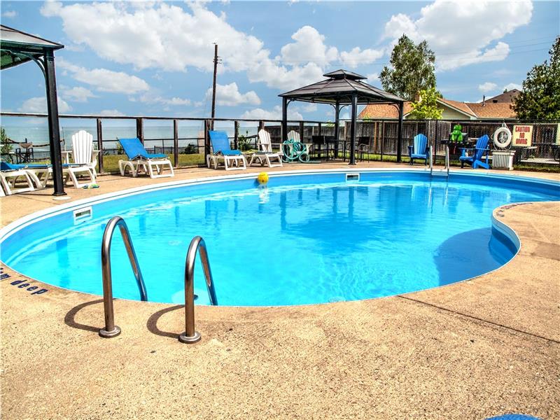 Wasaga Waterfront with Private Beach, Saltwater Heated Pool, BBQ, AC, Gas Fireplace