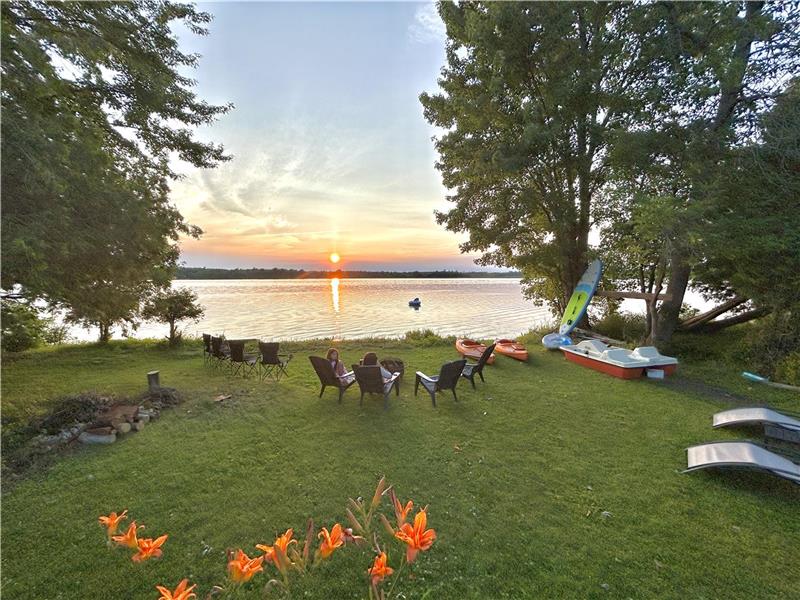 Chalet moderne en bord de l'eau avec coucher de soleil, équipements nautiques et chargeur pour VE