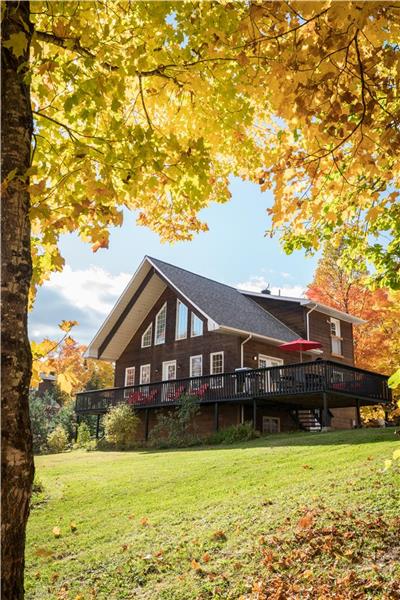 Happy Mountain Chalet - Comfy, Spacious Lakefront Oasis with Sauna and Hottub in Blue Sea, QC