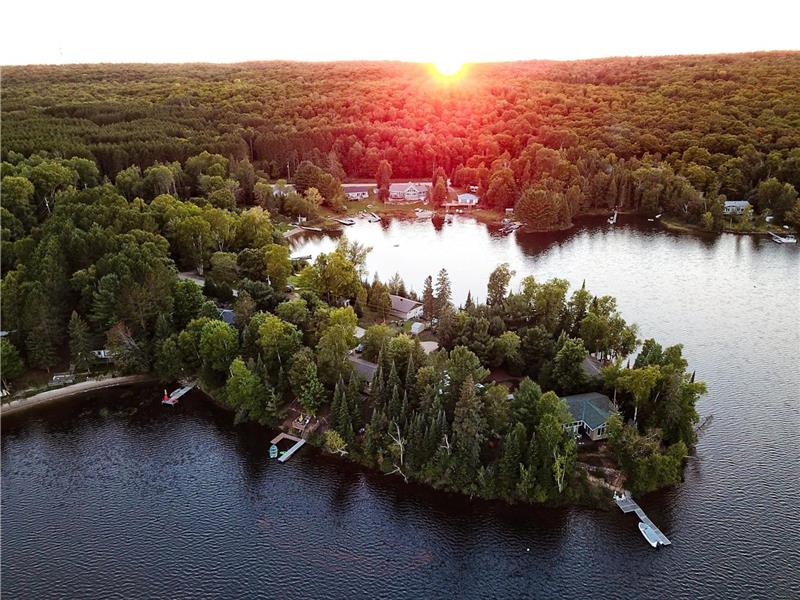 Lovely Treetop views -Eagle Lake at Eagle's Edge Cottage on a peaceful peninsula.