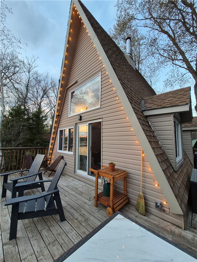 A-Frame on Lake/Kawarthas+Kayaks/Canoe/SUP+Hammock+Sunsets+Dock/ Newly Renovated Waterfront Retreat