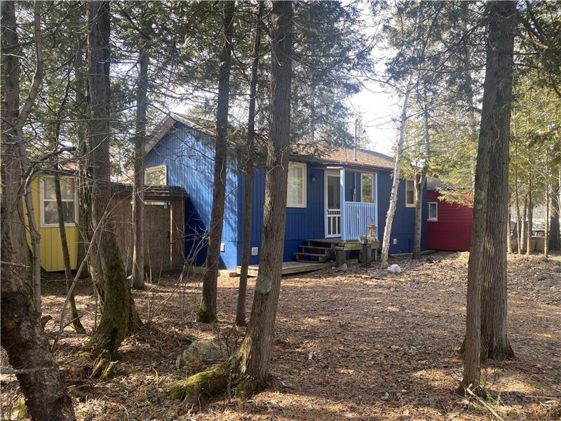Beautiful waterfront cottage near Wakefield on Lac Bernard