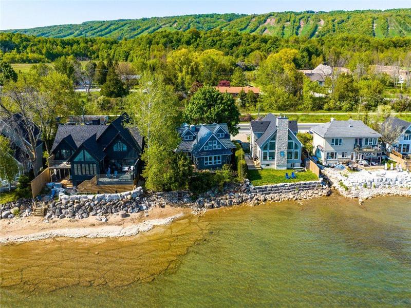 Waterfront Cottage with hot tub minutes from Blue Mountain!