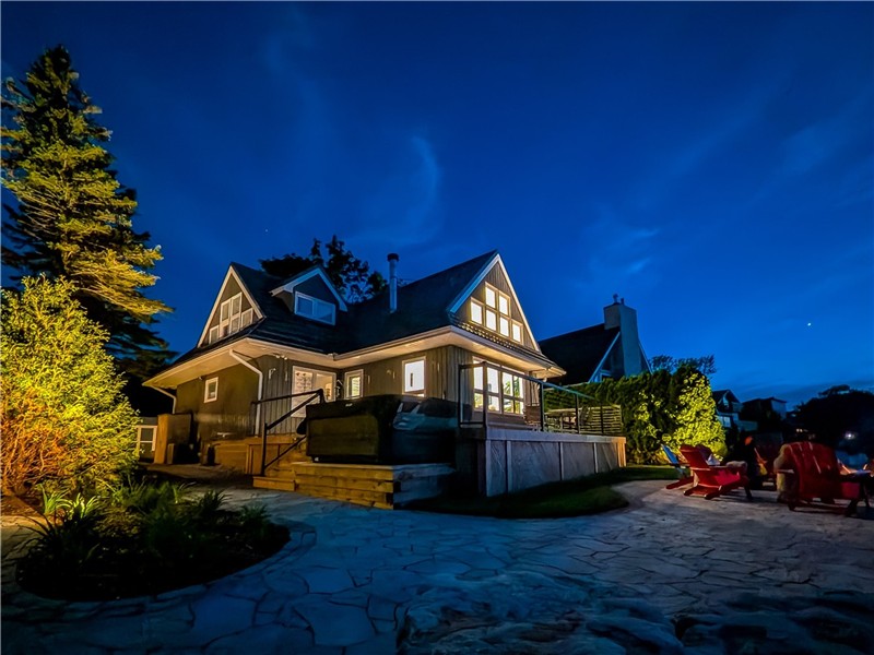 Waterfront Cottage with hot tub minutes from Blue Mountain!