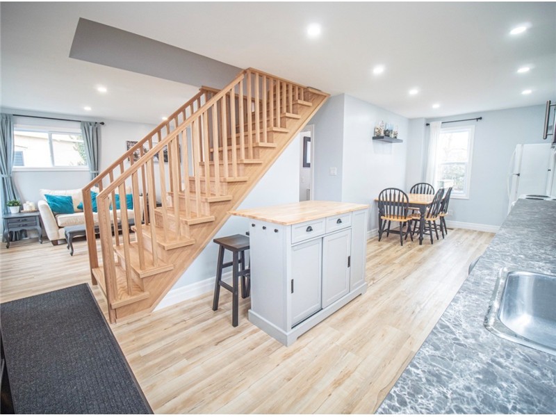 The Cottage on Queen, 3min walk from Beach, and Downtown Adventures!