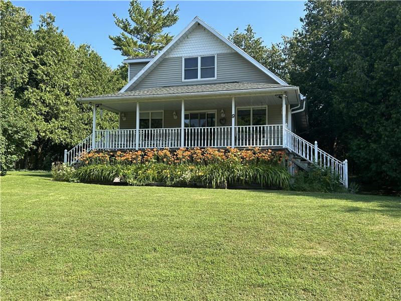 Quaint Cottage steps from the beach