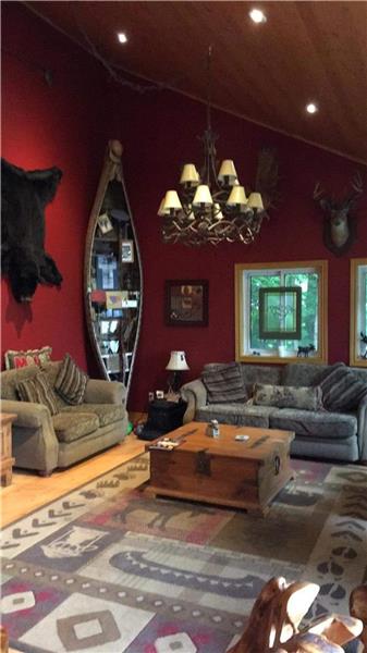 Beautiful Lake Commanda 4 Bedroom Cottage